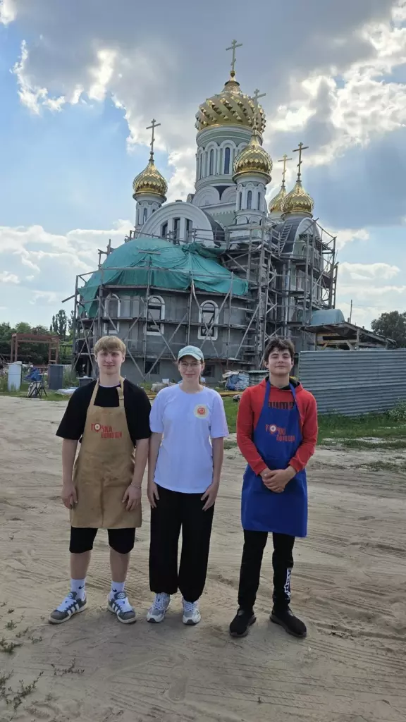 Лето добрых дел: молодежь нашего храма помогает нуждающимся