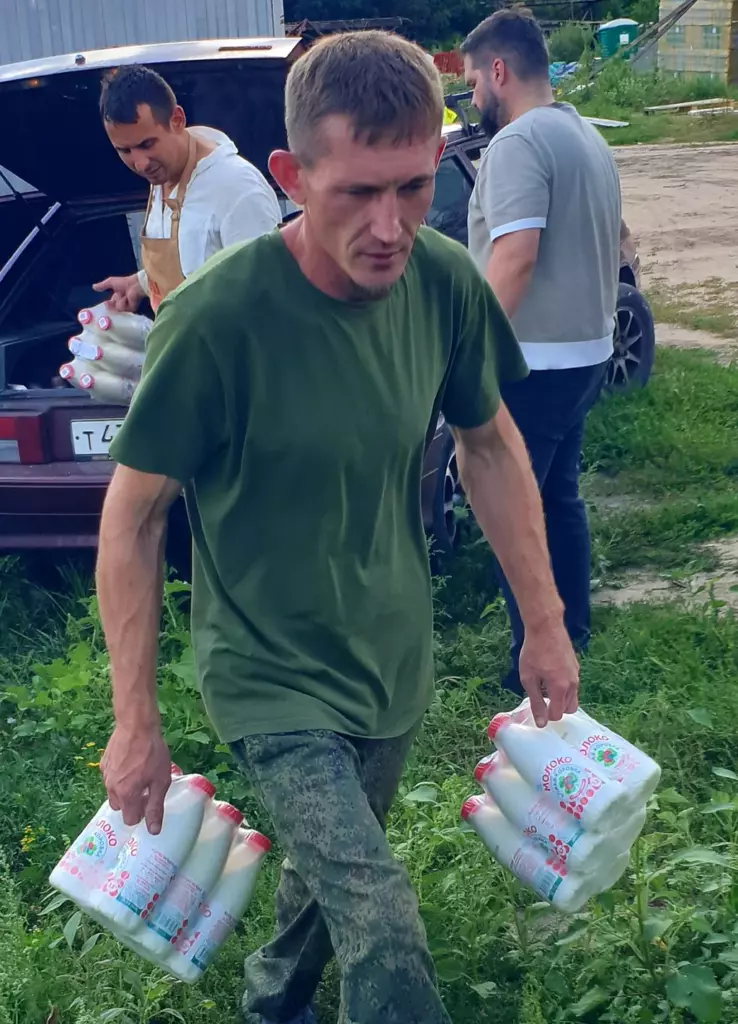 Тепло и забота в каждом жесте: благотворительные кормления у храма Александра Невского